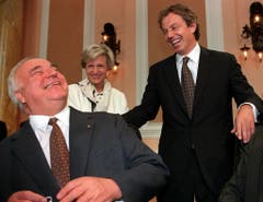 Der deutsche Bundeskanzler Helmut Kohl (links) und der britische Premierminister Tony Blair lachen zu Beginn des EU-Gipfels am 15. Juni 1998 in Cardiff. (Bild: Keystone)