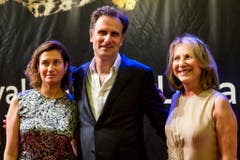 Die französische Schauspielerin Emmanuelle Devos (von links) mit dem Schweizer Filmemacher Frederic Mermoud und der ebenfalls französischen Schauspielerin Nathalie Baye auf dem roten Teppich. (Bild: Keystone)