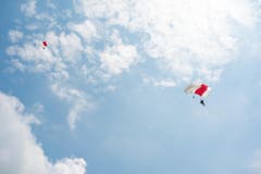 Fallschirmspringer im Anflug auf Stansstad. (Bild: Izedin Arnautovic)