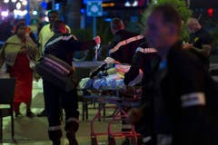 Dieser Nationalfeiertag ist ein trauriger. Rettungskräfte bringen eine verwundete Frau in den Ambulanzwagen. (Bild: OLIVIER ANRIGO)