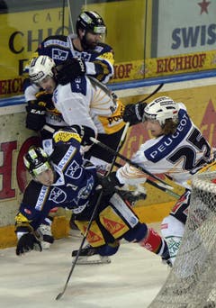Zugs Nolan Diem (links) gegen Berns Franco Collenberg. (Bild: Keystone)