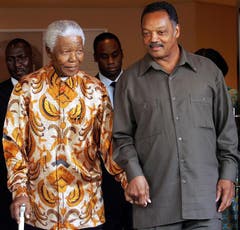 Nelson Mandela bei einem Treffen mit Jesse Jackson im Dezember 2005. (Bild: Keystone)