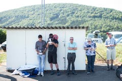 Besucher verfolgen die Flugdemonstration der Motorschirme. (Bild: Keystone / ENNIO LEANZA)