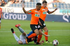 Die Lausanner Musa Araz, links, und Olivier Da Costa Custodio im Spiel gegen den Luzerner Christian Schneuwly. (Bild: Alexandra Wey / Keystone)