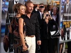 Kevin Costner ist seit 10 Jahren mit Christine Baumgartner verheiratet. Doch auch er hat bereits eine Scheidung hinter sich: Nach 16 Ehejahren kam die Trennung von Cindy, die ihn 80 Millionen Dollar kostete. (Bild: Keystone)