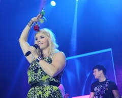 Beatrice Egli mit der Rose eines Fans. (Bild: Urs Hanhart (Neue UZ))