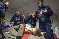 Rettungskräfte bei der Arbeit. (Bild: Edi Ettlin)
