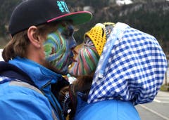 Ein Küsschen in Ehren kann niemand verwehren, schon gar nicht wenn man als Sachsler Stollengugger mal in Lungern ist ... (Bild: Romano Cuonz (Neue NZ))