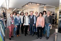 Das Team rund um Geschäftsführerin Angela Dünner (5. von links) im Modehaus Grob. (Bild: Mareycke Frehner)