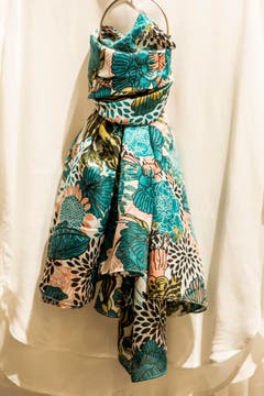 Florale Aufdrucke für um den Hals: Schlauch-Schal von Vero Moda. (Bild: Mareycke Frehner)