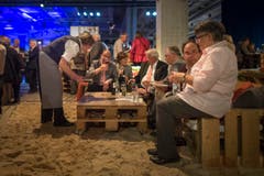 An der Tiki-Strandbar geniessen die Gäste einen kühlen Drink. (Bild: Benjamin Manser)