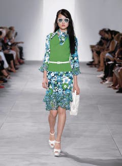 Frühlingsfrische mit Blümchen und sattem Grün. (Bild: Michael Kors Collection)
