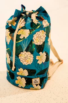 Blumensujets sind angesagt: Dakine-Freizeit-Rucksack von Ochsner Sport. (Bild: Mareycke Frehner)