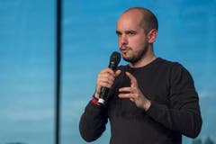 Der Slampoet Renato Kaiser hat die Lacher auf seiner Seite. (Bild: Benjamin Manser)
