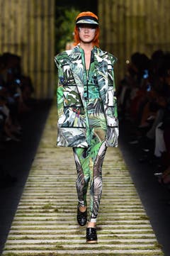 Dschungelprints und breite Schultern erinnern an die 80er-Jahre. (Bild: Max Mara)