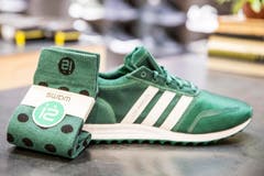 Sportliches Grün: Adidas-Turnschuh Los Angeles und Socken Wams, beides erhältlich bei Männerwerk. (Bild: Mareycke Frehner)