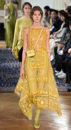 Valentino zeigt eine ganze Kollektion in Grün-Nuancen. (Bild: Valentino)