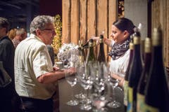 Ein edler Tropfen zum Abschluss des Abends: Winzer aus der Region Thal schenken ihre feinen Weine aus. (Bild: Benjamin Manser)