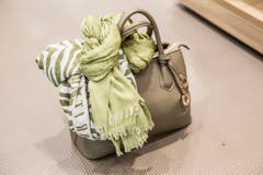 Zarte Grün-Nuancen: Graceland-Schals gestreift und uni, sowie Shopperbag 5th Avenue aus Kunstleder, alles von Dosenbach. (Bild: Mareycke Frehner)