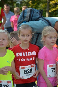 Das T-Shirt hat verpflichtet. Die achtjährige Miriam Gmür wurde im Kids Fun Race Maxi Zweite. (Bild: Beat Lanzendorfer)
