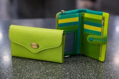 In saftigem Grün: Portemonnaies Lemon Green und Green, beide vom Moon-Shop. (Bild: Mareycke Frehner)