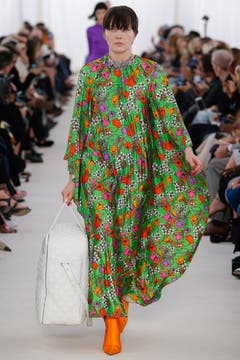 Farbenfrohe Blumenmotive sind diesen Sommer omnipräsent. (Bild: Balenciaga)