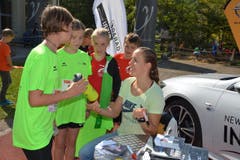 Die Autogramme der 800-Meter-Halleneuropameisterin Selina Büchel waren begehrt. Ihr zu Ehren wurde auch eine Selina-Büchel-Runde absolviert. (Bild: Beat Lanzendorfer)