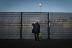 Ein Mann schaut sich das Challenge League Spiel zwischen dem FC Wil und dem FC Zürich in der IGP Arena in Wil von ausserhalb des Stadions an. (Bild Benjamin Manser) (Bild: Benjamin Manser (Benjamin Manser))
