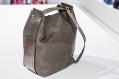 Grau-Grün oder auch Schlammgrün genannt: Leder-City-Bag, Vic Matié, im Frauenwerk. (Bild: Mareycke Frehner)