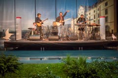 Die Rorschacher Band Panda Lux spielt auf der «Seebühne» der Olma-Halle mit dem Kornhaus, dem Hafen-Wahrzeichen, im Hintergrund. (Bild: Benjamin Manser)