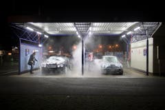 Zwei Männer beim Waschen ihres Autos in der Waschanlage Rheineck. (bild Benjamin Mnser) (Bild: Benjamin Manser (Benjamin Manser))
