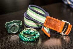 Eine Herren-Uhr in Jagdtgrün von Nixon, ein Gurt von Tommy Hilfiger und Perlen-Armbänder sind beim Männerwerk erhältlich. (Bild: Mareycke Frehner)