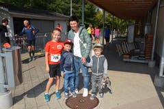 Leana, Matti, Doris und Kim (von links): Daumendrücken an der Strecke. (Bild: Beat Lanzendorfer)