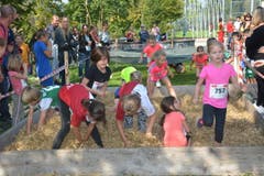 Beim «Kids-Fun-Race», das über zweimal 400 Meter führte, galt es kurz vor dem Ziel noch einen Lollipop im Heuhaufen zu finden – Spass war garantiert. (Bild: Beat Lanzendorfer)