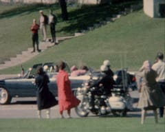 Sekunden nachdem Schüsse John F. Kennedy getroffen haben kümmert sich die First Lady um ihren verletzten Mann. (Bild: Keystone)