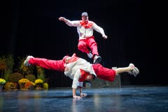 Beweglich: Die Zuger Breakdance-Formation Dirty Hands bei der Eröffnungsfeier. (Bild: Urs Bucher)
