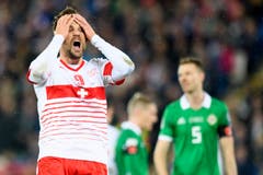 Haris Seferovic, links, nachdem er eine Torchance in der ersten Halbzeit verpasst hat. (Bild: Laurent Gilliéron / Keystone)
