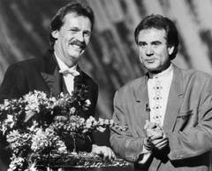 Blumen von Kurt Felix für Bandleader Pepe Lienhard im Rahmen der Sendung «Supertreffer» im Juni 1989. (Bild: Keystone)