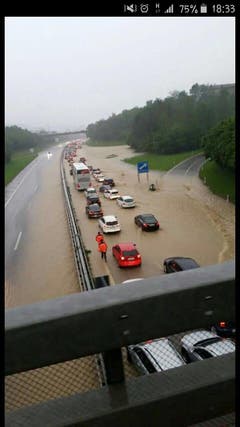 Die überflutete Autobahneinfahrt. (Bild: Colin Fischer/Leserbild)
