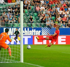 Moskaus Yura Movsiyan schiesst das Tor zum 0:1 gegen St.Gallens Torhüter Daniel Lopar. (Bild: Urs Bucher)