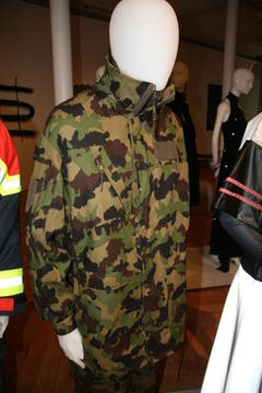 Tarnanzug und Kälteschutzjacke der Schweizer Armee, Baumwolle, Polyester, gewebt. (Quelle: Textilmuseum) (Bild: Johannes Wey)