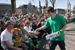 Am Umzug werden Kägifrettli aus dem Toggenburg verteilt. (Bild: Urs Jaudas)