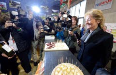 Eveline Widmer-Schlumpf probiert Spezialitäten der Gastkantone Zug und Glarus. (Bild: Keystone)