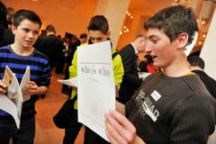 Jonas Oswald und Daniel Huwiler, Rekordhalter im Domino mit Sebastian Schweizer, Juniormeister im Eisklettern. (Bild: Donato Caspari)