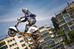 Freestyle geht auch auf der Vespa: Der italienische Motocrossfahrer Vito Campobasso zeigt einen seiner Sprünge in Rome's Stadio Flaminio. (Bild: Keystone)