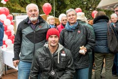 Marcel Hug mit seinen Eltern an der Brotworscht-Verteilete an der Olma. (Bild: Mareycke Frehner)