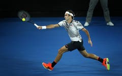epa05758557 Roger Federer of Switzerland returns to Rafael Nadal of Spain in their Men's Singles Final match at the Australian Open Grand Slam tennis tournament in Melbourne, Victoria, Australia, 29 January 2017. EPA/LYNN BO BO (Bild: Keystone)