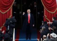 Keiner hielt es für möglich und doch ist es passiert: Unternehmer Donald Trump hat in Amerika die Präsidentschaftswahl gewonnen und sich gegen Hillary Clinton durchgesetzt. Im Januar wurde er zum 45. US-Präsident in Washington vereidigt. (Bild: PATRICK SEMANSKY (AP))