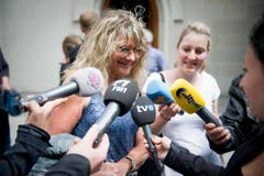 Sängerin Suzanne Klee war eine der wenigen Personen, die auf Schwarz verzichtete. (Bild: Benjamin Manser)