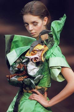 Ein Kreation aus der Frühling-/Sommerkollektion 2002. (Bild: Keystone)